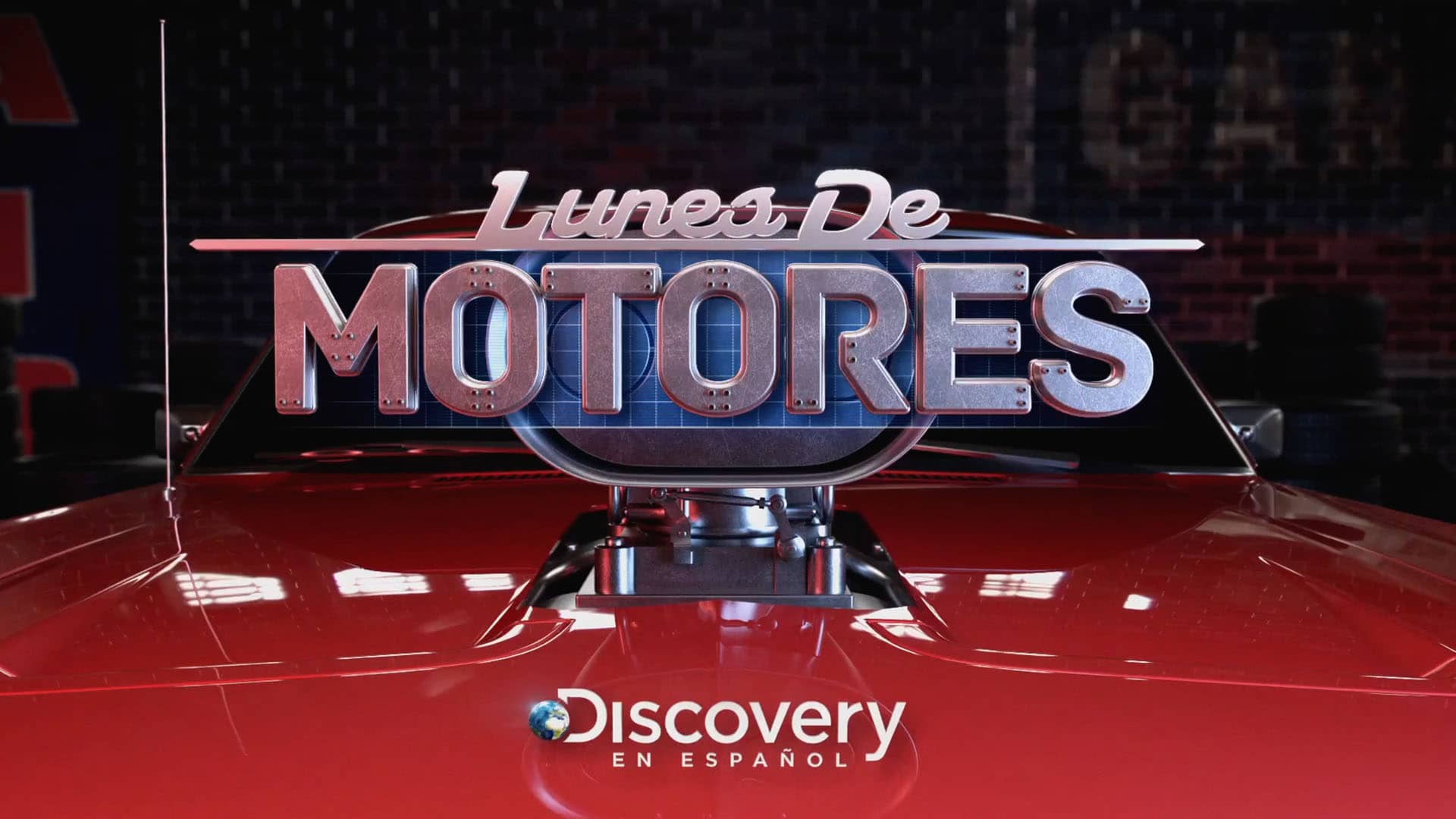 Lunes de Motores and Discovery en Espanol graphic insert, over a tuned-up red racing car